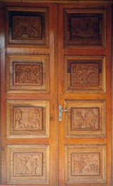 Nsong'a Lianja en images: Gravures dans la porte d'entrée de la bibliothèque Æquatoria