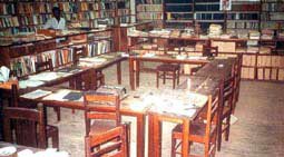 L' intérieur de la bibliothèque à Bamanya / The library in Bamanya