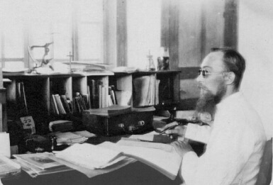 Gustaaf Hulstaert à son bureau