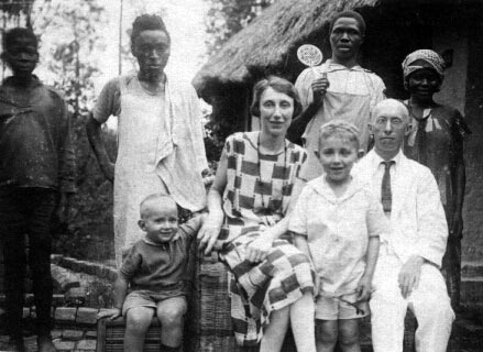 Irumu, octobre 1926, en famille (avec son épouse Madeleine et ses enfants Robert et Paul et son cuisinier, son épouse et son aide)